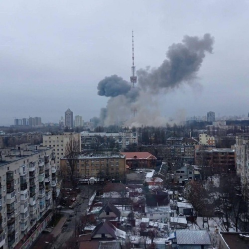 2022年3月1日にロシア軍の攻撃を受けたとされるキエフのテレビ塔。ウクライナ内務省がSNS（交流サイト）上に投稿した（写真：ウクライナ内務省）