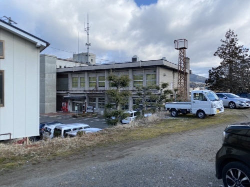 築50年以上が経過し、老朽化が進む和束町社会福祉センター。同施設を解体して、新たに総合保健福祉施設を整備すると決めた町は、設計者を選定するために公募型プロポーザルを実施した(写真:読者提供)