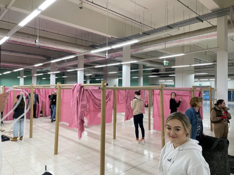 ウクライナ難民施設に紙管ユニットを次々導入 ポーランドで坂茂氏が設営支援 日経クロステック Xtech ウクライナ難民施設に紙管ユニットを次々導入 ポーランドで坂茂氏が設営支援 日経クロステック Xtech