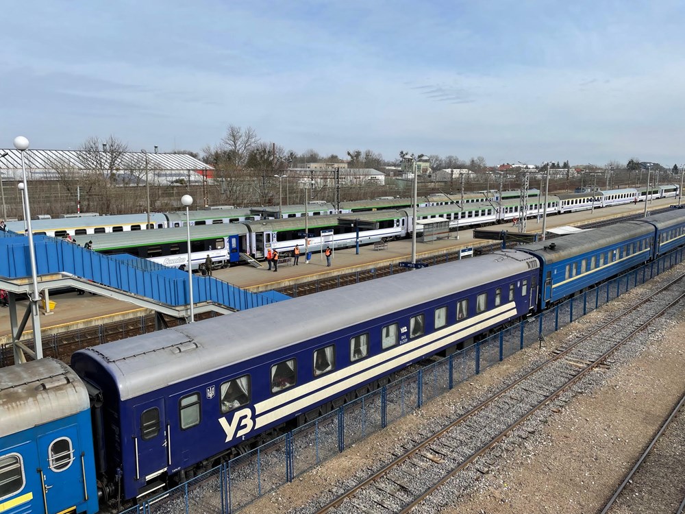 手前の青い列車がウクライナから来た列車（写真：NPOボランタリー・アーキテクツ・ネットワーク）