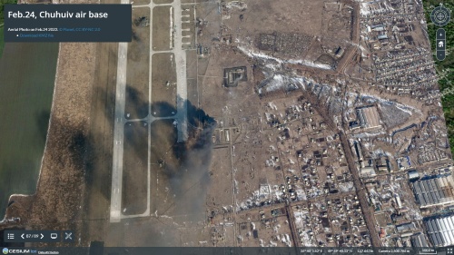 ウクライナ衛星画像マップより。ウクライナ北東部ハリコフ近郊、ロシアとの国境近くにあるチュグエフ空軍基地。2月24日の画像で、侵攻開始直後にロシア軍による砲撃を受けている（資料：Satellite Images Map of Ukraine）