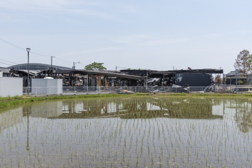全焼した保育園の延べ面積は約1700m<sup>2</sup>。22年5月18日に建物の西側から撮影した。火災から6日がたっていたが現場には焦げた臭いが漂っていた（写真：日経クロステック）