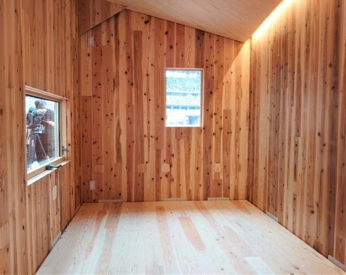 木庵の室内。面積は7.2m<sup>2</sup>。高さが異なる窓が壁2面にある（写真：日経クロステック）