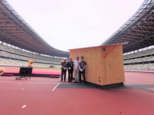 隈氏（右から2番目）が設計に関わった国立競技場で、4.5畳ほどの木庵を初披露した（写真：日経クロステック）
