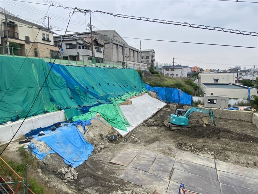 擁壁が崩壊した大阪市西成区の住宅地。写真は応急復旧工事を済ませた状況（写真：住民提供）