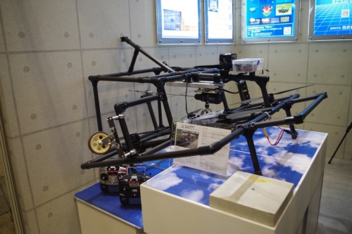 西武建設と建築研究所、東京理科大学が開発した「接触・微破壊式ドローン」。2022年6月21日～23日に幕張メッセで開催された「Japan Drone 2022」の展示の様子（写真：日経クロステック）