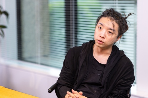 ピクシーダストテクノロジーズの落合陽一CEO。筑波大学准教授やメディアアーティストなど、様々な肩書を持つ。視・聴・触覚提示法、デジタルファブリケーションなどが専門(写真:北山 宏一)