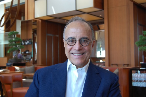 PLPアーキテクチャーの創立者で代表を務めるリー・ポリサノ氏。ケーブルテレビ局社屋「スカイ・セントラル」、ロンドン金融街の高層オフィス「ヘロンタワー」などを手掛けた。40以上の高層・超高層タワーのプロジェクトを担ってきた(写真:日経クロステック)