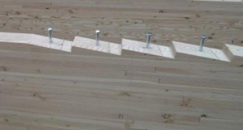 木質梁にのこぎり状の凹凸を付けて、そこに直径16mmのラグスクリューを打ち込む（写真：日建設計、住友林業）