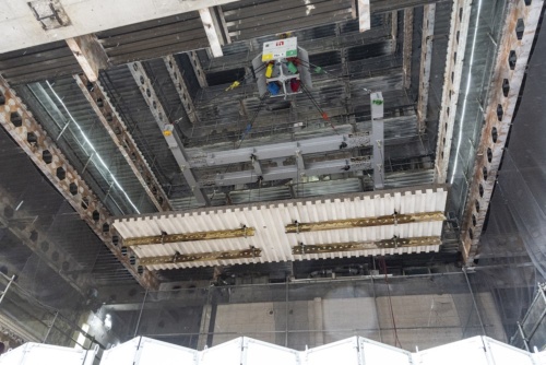 「鹿島スラッシュカット工法」では、ブロック状に切断したスラブを、建物内部に設けた12m×9mの揚重開口を通して地上に降ろす（写真：日経クロステック）