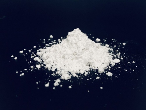 ACF-Wはサルフォ系塩を主成分とする粉末状の混和材だ（写真：清水建設）