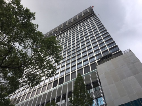 建設中の中日ビルの西面。当日は30階部分で鉄骨の溶接作業中だった(写真:名古屋市)