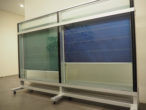 PVロールスクリーンシステムの実寸大の展示(写真:日経クロステック)