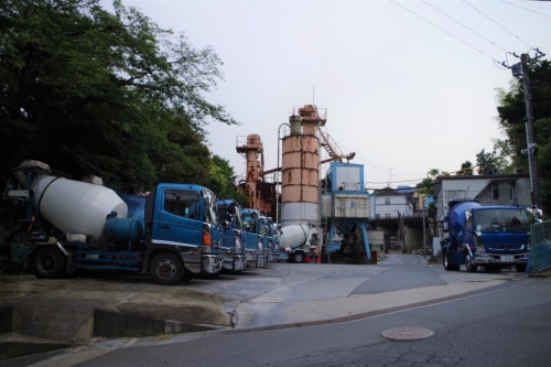 小島建材店の本社。同社は2022年1月7日から2月3日にかけて、製造方法がJISに適合しない生コンをJIS製品として出荷していた(写真:日経クロステック)