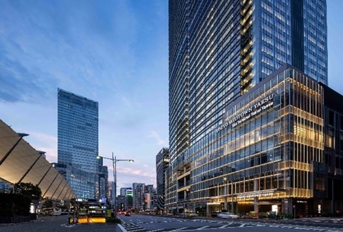 左側が東京駅八重洲口前のグランルーフで、右側が東京ミッドタウン八重洲。グランルーフに呼応する、のびやかなガラスの曲面が特徴（写真：三井不動産）
