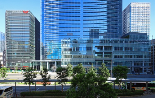 東京ミッドタウン八重洲の低層部の屋上テラスの植栽と、写真左側のヤンマー東京ビルの植栽が、高さをそろえて計画されている（写真：安川 千秋）