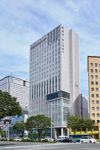 仙台本町三井ビルディングの外観。1、2階はショールーム、3～6階はオフィス、7～18階はホテルだ。屋上に2階建ての塔屋を設け、制振装置を搭載している（写真：三井不動産）