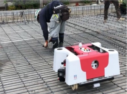 建ロボテックが開発した鉄筋結束ロボット「トモロボ」。実証実験に使用する（写真：NTT西日本）