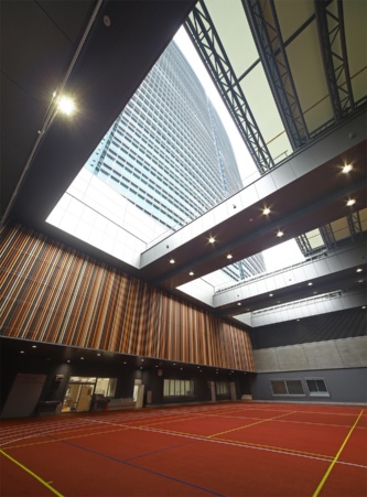 4階の屋上校庭。屋根は西側から開く(写真:安川 千秋)