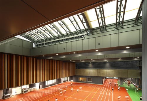 シミュレーションによって、屋上校庭から出る音が周辺建物にできるだけ漏れないように計画した(写真:安川 千秋)