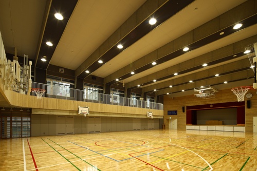 2階の体育館は、床や壁を二重にして防音対策を行っている（写真：安川 千秋）