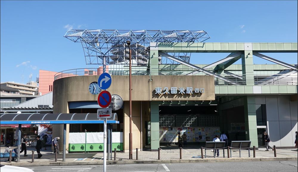 市道104-1号の区域内に立つ東久留米駅西口昇降施設。左側の円柱形部分が富士見テラス（写真：日経クロステック）