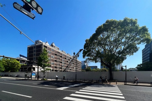 「横浜市旧市庁舎街区活用事業」では、横浜市旧市庁舎の跡地に地上33階のタワー棟を建設する。エリアの中心にはディー・エヌ・エー（DeNA）が運営する常設型ライブビューイングアリーナを計画。保存活用する旧行政棟には星野リゾートが運営するホテルが入る（写真：日経クロステック）