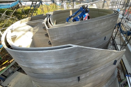大林組が建設中の「3Dプリンター実証棟」。建設3Dプリンターで「印刷」している。外装は塗装仕上げにする予定だ(写真:日経クロステック)