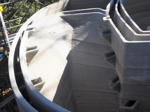 階段部の様子。踏み面を置くアゴまでを現場で印刷した。踏み面は大林組技術研究所内の屋内施設で印刷して現場に持ち込む予定。斜面部は屋上に降った雨水の排水路とするため、滑らかに仕上げて防水処理を施す(写真:日経クロステック)