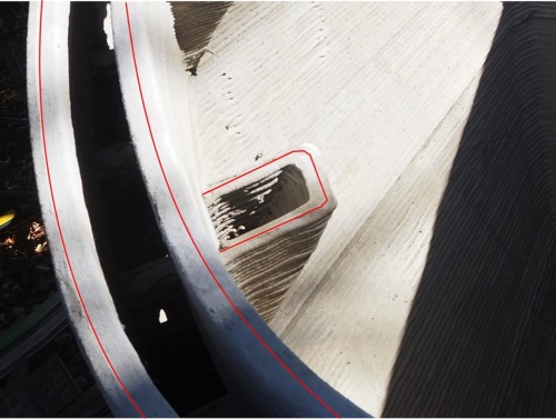 一筆書きでつくるため、1枚の壁を2列にして印刷した。硬化後に厚さ30mmの壁となる。赤線で示したのが列の境目だ(写真:日経クロステック)