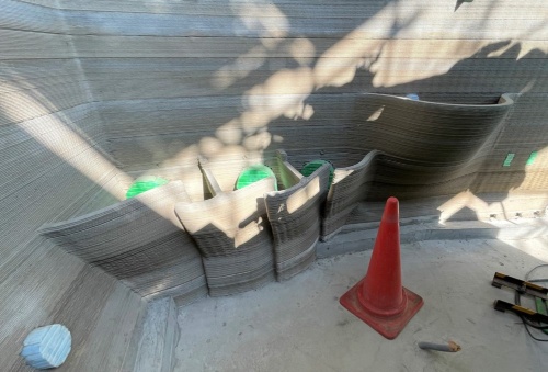 室内の設備を設ける場所。写真左の低い部分は、座面を設置してベンチにするほか、隙間を空調の吹き出し口として使用する。右側の高い部分は、水栓やボウルを取り付けて洗面台とする(写真:日経クロステック)