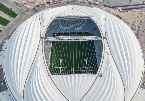 開閉式の屋根にはPTFE膜を使用している。屋根全体の重さは約378トンで、開閉部分の長さは約92mだ（写真：Supreme Committee for Delivery and Legacy）