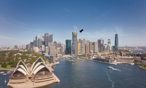 シドニー湾から市内を望む。矢印で示したのが建設中の180ジョージストリート。2022年5月ごろの状況（写真：三菱地所）