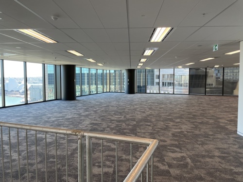 テナント入居前のビル内部。引き渡しの段階では、階段などの造作や備品は付いていない。柱のない空間で、入居企業が自由にオフィス空間をつくれる(写真:三菱地所)