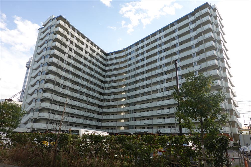 転落事故が発生した都営船堀1丁目第2アパート。男児は都営住宅の出入り口部分の屋根の上で倒れていた（写真：日経クロステック）