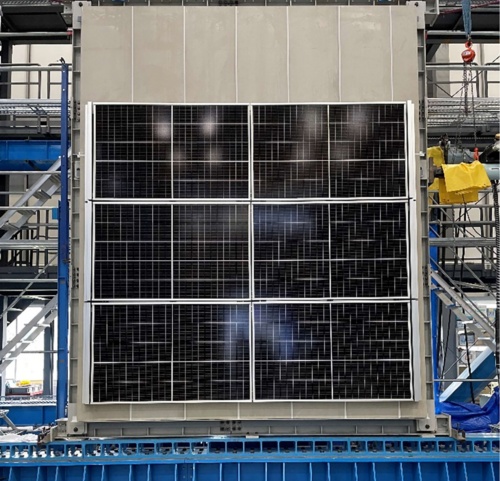 1995年の阪神大震災相当の地震を想定した、層間変位試験の様子。揺れに対し、アスロックはセンターロッキング、太陽光パネルはスライドで追従する(出所:ノザワ)