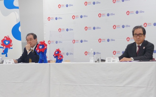 2025年日本国際博覧会協会の十倉雅和会長（左）と石毛博行事務総長。22年12月14日の理事会後に会見に臨んだところ、入札の不落・不調について質問が相次いだ（写真：日経クロステック）