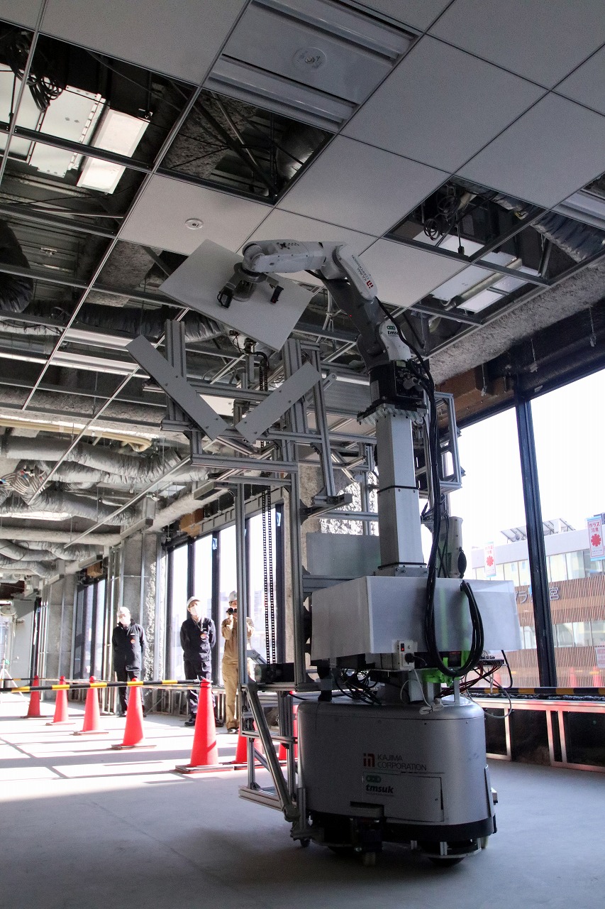システム天井施工ロボット。上部の「機能部」と下部の「台車部」で構成する。天井ボードをストックするユニットを一体化させている（写真：日経クロステック）