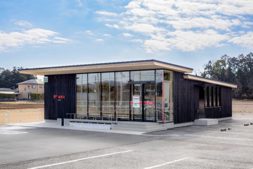 「丸山郵便局」は国内で初めてCLT（直交集成板）を活用した郵便局。平屋建てで、壁にはスギのCLTパネル、屋根にはスギとヒノキのCLTパネルを使用している（写真：日本郵便）