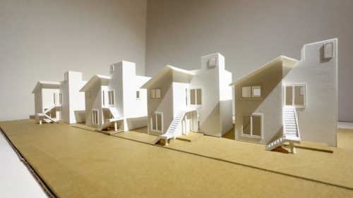「人生100年時代」に対応したモデル住宅の模型。突き出した塔屋が外観デザインの特徴だ。塔屋に小窓を設け、室内の明かりで光るようにする（写真：住協グループ）