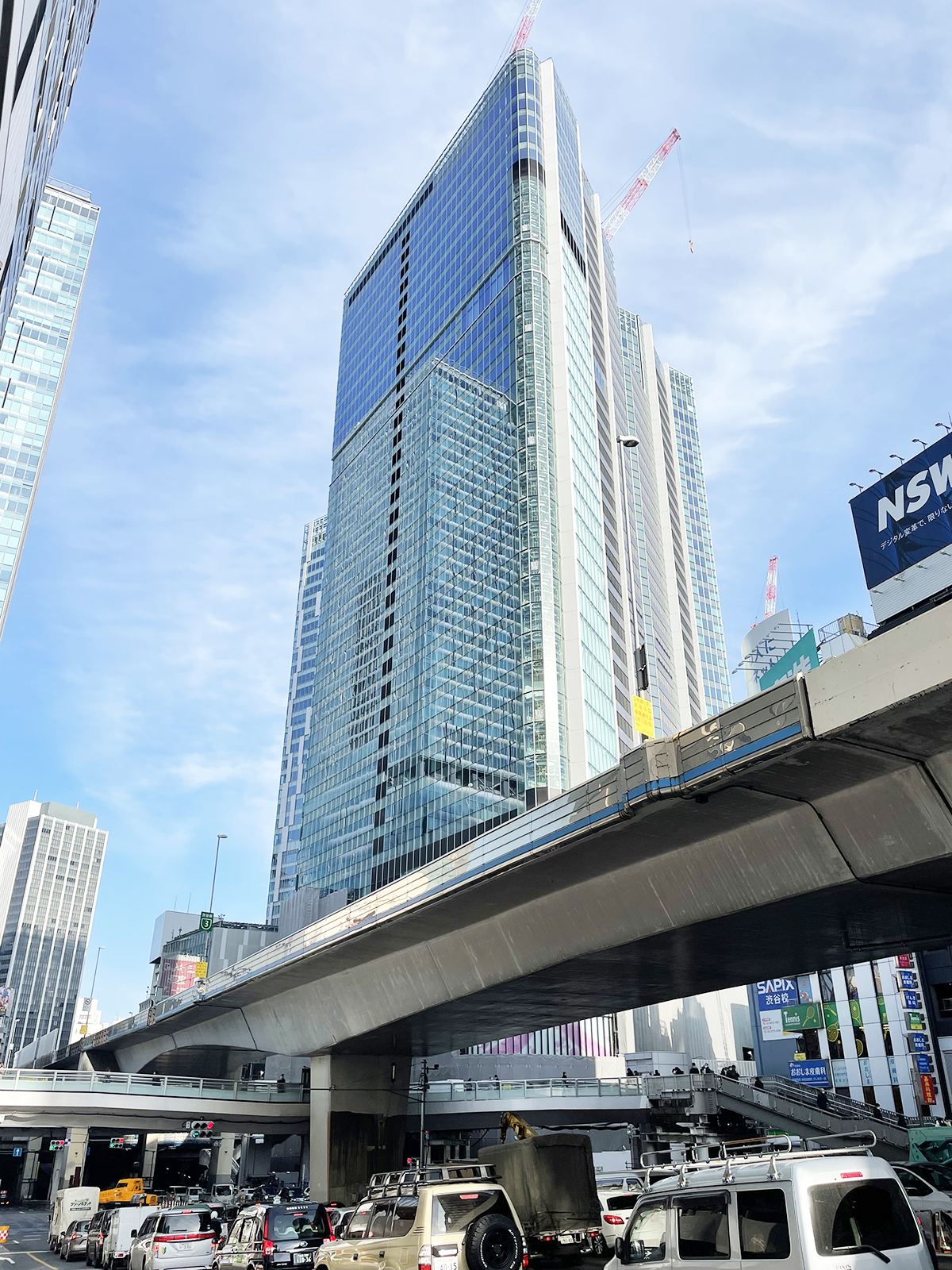 JR渋谷駅西口から見上げたシブヤ・サクラ・ステージのA街区。地下部分は躯体（くたい）工事、地上部分は外装工事や内装工事を進めている（写真：日経クロステック）