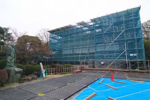 清水建設が改修工事を進める旧渋沢邸「中の家（なかんち）」主屋。左に写るのは「若き日の栄一」像（写真：日経クロステック）