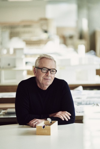 2023年プリツカー建築賞を受賞したデイビッド・アラン・チッパーフィールド氏。1953年生まれ（写真：Benjamin McMahon）