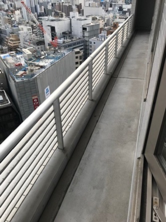 アパホテル大阪肥後橋駅前の客室バルコニーの2020年2月ごろの様子。バルコニーの両端には避難器具（避難はしご）が設置されている（写真：読者提供）