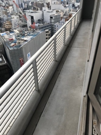 アパホテル大阪肥後橋駅前の客室バルコニーの2020年2月ごろの様子。バルコニーの両端には避難器具(避難はしご)が設置されている(写真:読者提供)