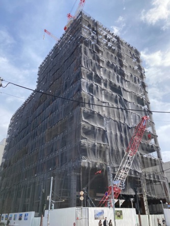 鉄骨建て方とスラブ厚の精度不良があった高さ約116mの超高層ビル「（仮称）札幌北1西5計画」の建設現場。2023年3月18日撮影。発注者はNTT都市開発。設計・監理者は久米設計、施工者は大成建設だ。施工不良の発覚に伴い、15階まで立ち上がった地上部分全体と地下の一部を撤去したうえで再構築する（写真：読者提供）