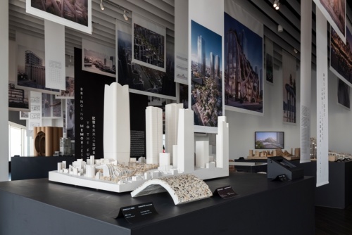 ヘザウィック・スタジオは東京都港区の「麻布台ヒルズ」（23年竣工予定）で、低層部とランドスケープのデザインを担当している。会場にはその模型も置かれている（写真：日経クロステック）