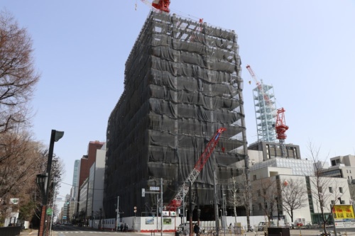 「（仮称）札幌北1西5計画」の建設現場。2023年3月24日3月時点では15階まで立ち上がっていた。地上部分全体と地下の一部を撤去したうえで再構築するため、竣工が2年超遅れる見通しだ（写真：日経クロステック）
