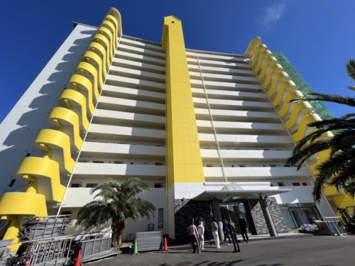 ロイヤルヴァンベール志摩大王崎の外観。三重県志摩市の観光スポット、大王崎の近くに立つ(写真:ロイヤルヴァンベール志摩大王崎管理組合)