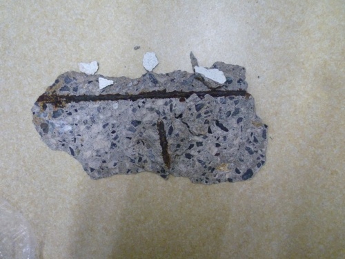 2021年7月にベランダで落下した重さ約1.5kgのコンクリート片(写真:ロイヤルヴァンベール志摩大王崎管理組合)